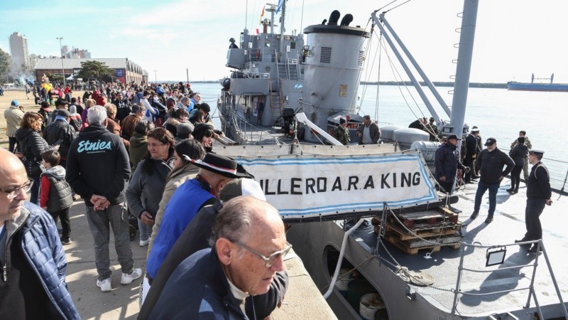 El ARA King frente al Monumento a la Bandera. 