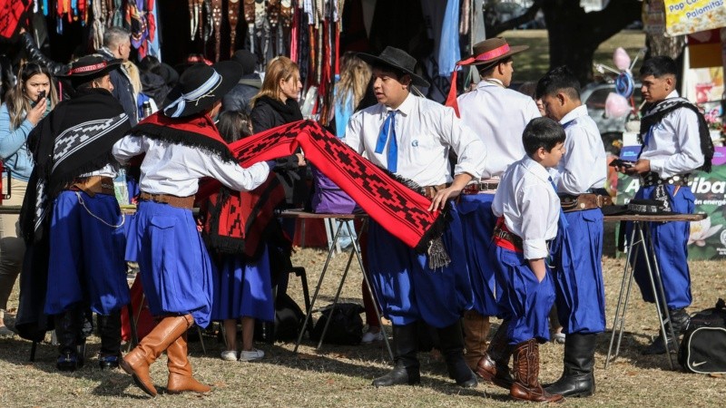 El Parque Nacional a la Bandera con muchísima gente este lunes Día de la Bandera. 