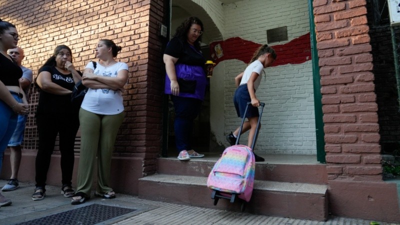Los no docentes acordaron en paritarias y no prevén paros.