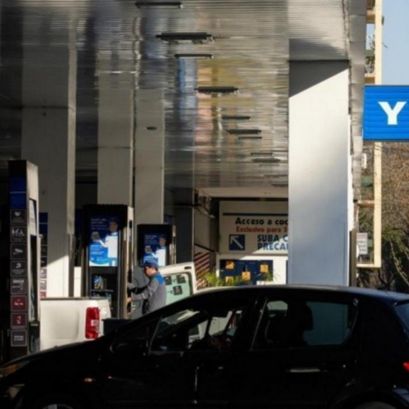YPF anunció que baja 4% el precio de los combustibles: ¿desde cuándo?
