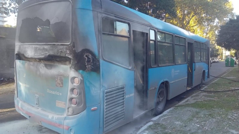 Un colectivo de la línea 129 se prendió fuego mientras circulaba en zona norte y quedó totalmente calcinado.