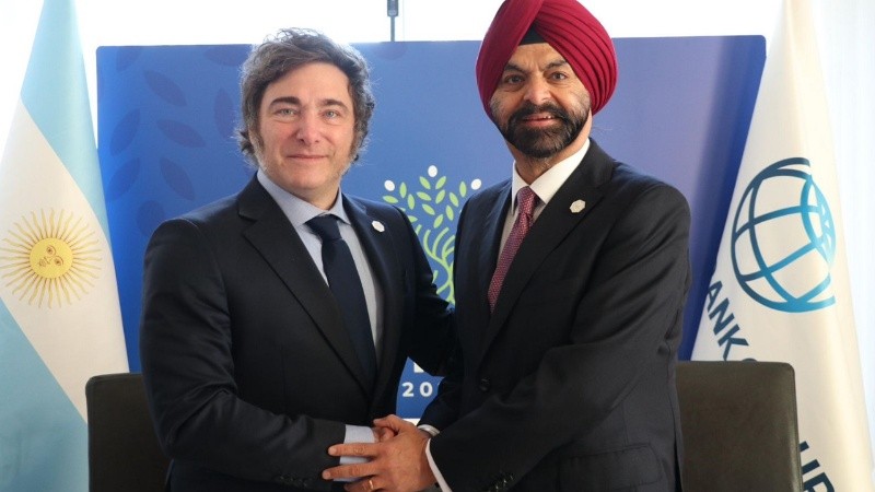 Javier Milei junto al titular del Grupo Banco Mundial, Ajay Banga.