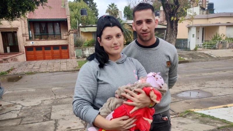 Cloe permaneció internada durante 14 días en la Maternidad Martin: ya le dieron el alta y está en casa con sus padres.