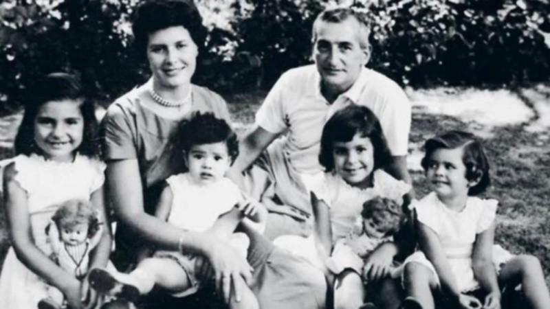 El escritor, su esposa y las cuatros hijas