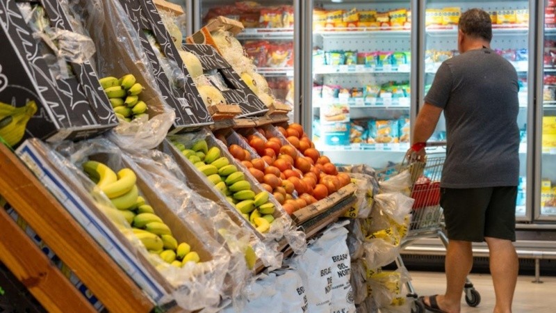 La canasta básica aumentó por debajo de la inflación en abril y una familia necesitó más de $1.100.000 para no caer en la pobreza.