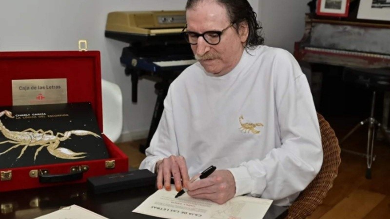 El artista de 73 años entregó un álbum y dos de sus canciones