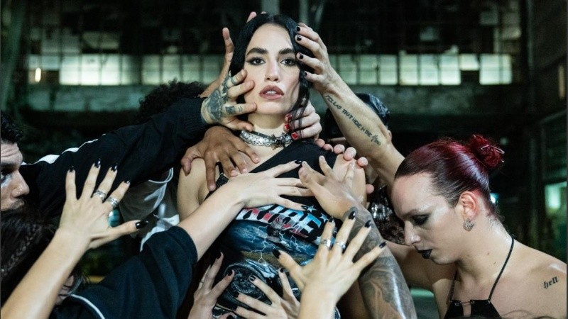 El show será una experiencia catártica, emocional y sensorial, que combina fuerza rockera con momentos íntimos y liberadores.