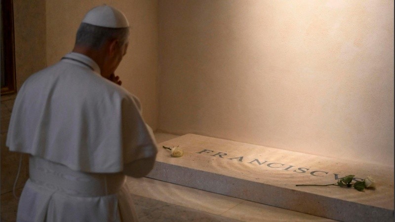 León XIV visitó la tumba de Francisco en la basílica romana de Santa María la Mayor.