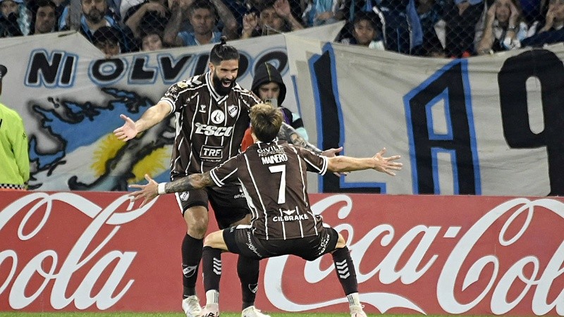 Los arquitectos del gol de la victoria festejan: Mainero metió el centro y Orsini no falló.