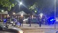 Un oficial de policía está grave tras caer de su moto y ser arrollado por un auto que venía detrás