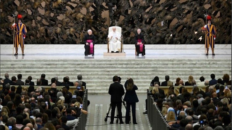 El Papa les habló a periodistas y los exhortó a terminar con la 