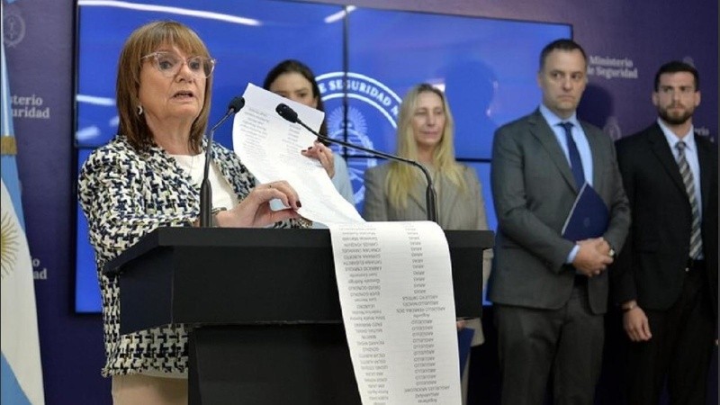 Bullrich con la lista simbólica con los nombres de 15.000 barras con derecho de admisión en Argentina.