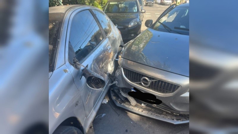 El Volvo chocó con parte de su trompa al Peugeot estacionado sobre Vera Mujica.