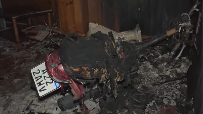 Así quedó la motocicleta que explotó y generó un feroz incendio en la vivienda de las mujeres.