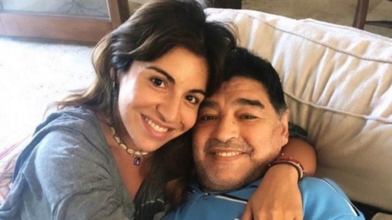 Gianinna con su papá Diego, poco antes de la muerte del Diez.