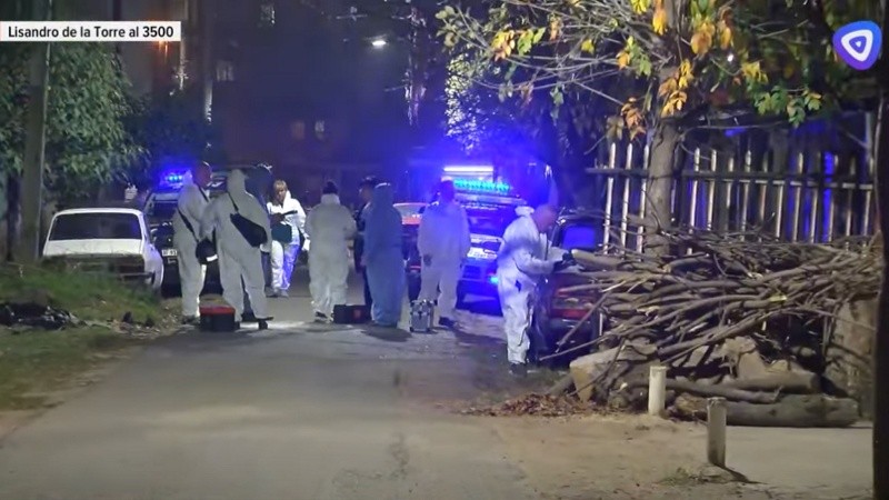 En la zona se desarrollaba un fuerte operativo policial y los peritos buscaban rastros.