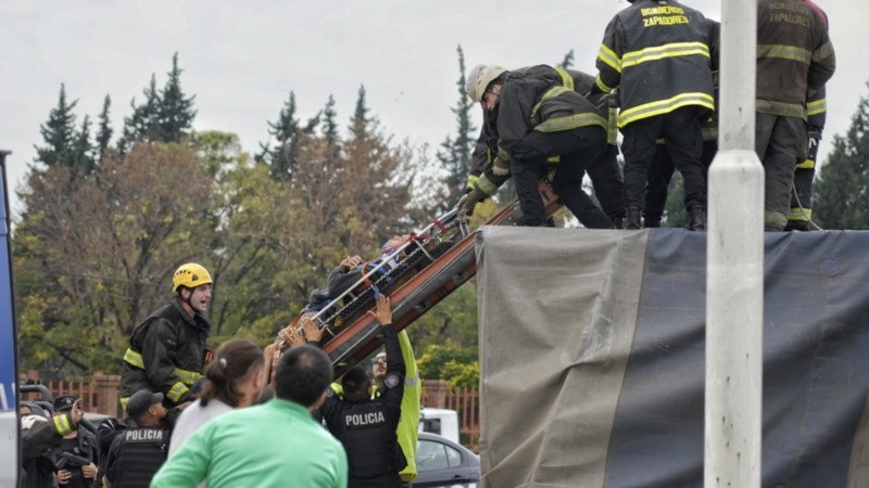 El rescate de los Bomberos y el traslado del herido al Heca.