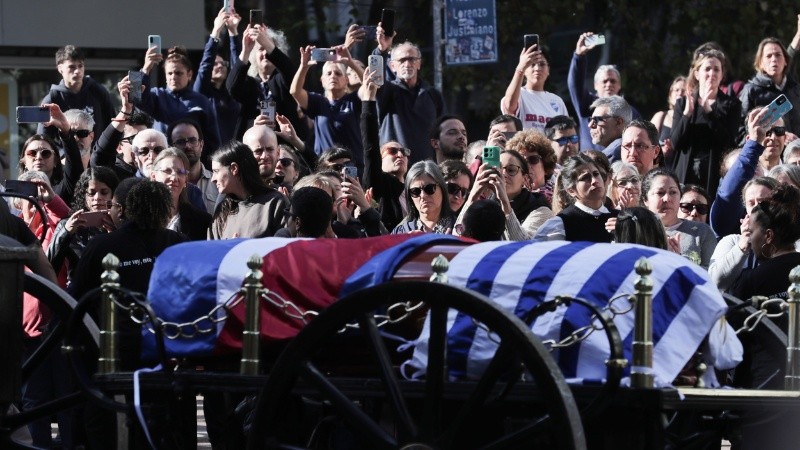 Yamandú Orsi, el actual presidente de Uruguay, cubrió el ataúd con la bandera uruguaya