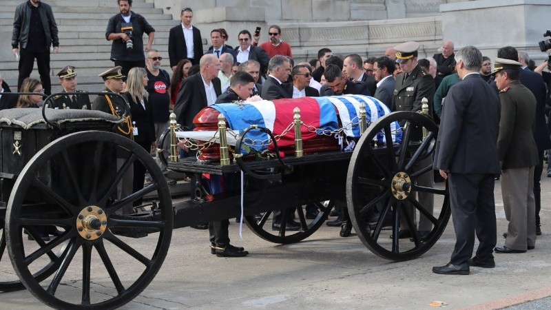 Yamandú Orsi, el actual presidente de Uruguay, cubrió el ataúd con la bandera uruguaya
