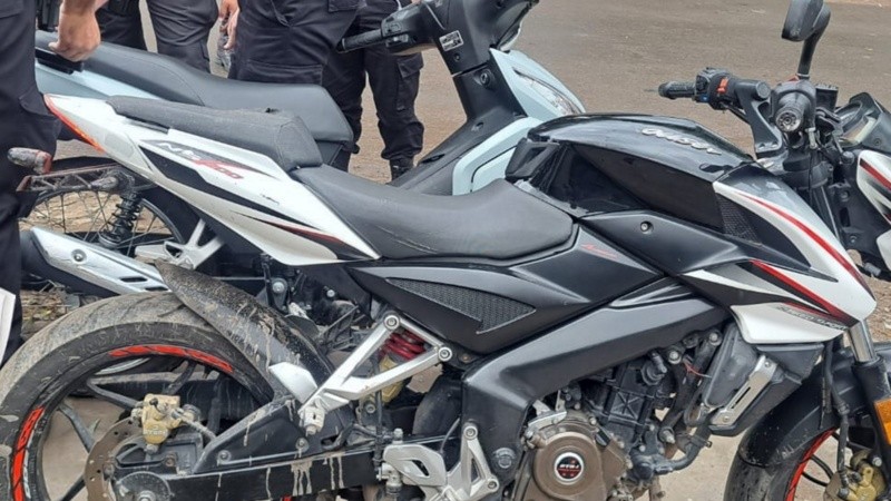 Dos motos halladas en el pasillo de Campbell al 1200 bis.