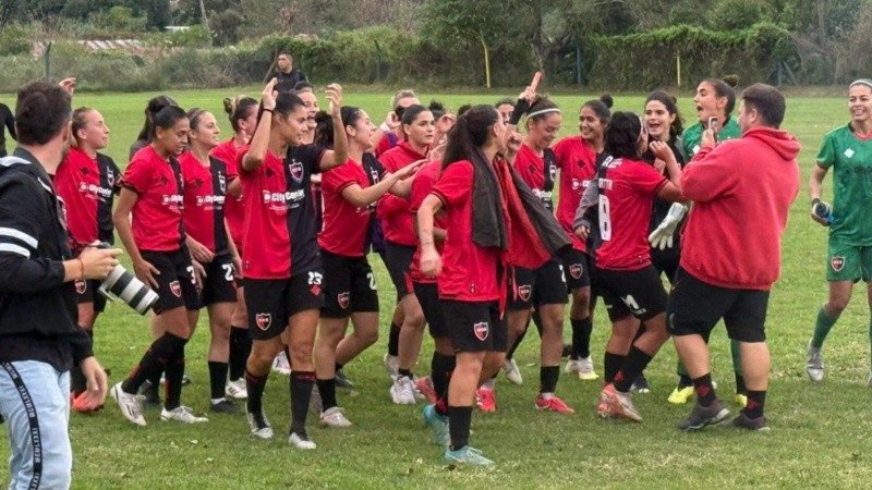 El festejo leproso tras la victoria en el clásico y el título de liga.