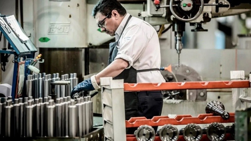 La actividad económica cayó 1,8% en marzo y cortó una racha de diez meses consecutivos de recuperación.