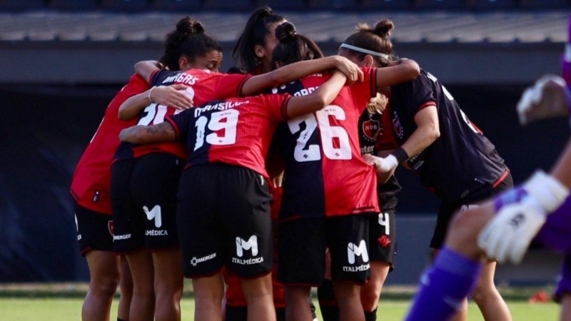 El abrazo final de las leprosas bicampeonas: ganaron la Copa Federal y el Torneo Apertura 2025.