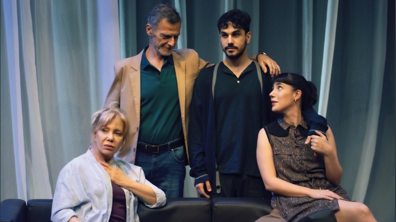 Escrita por el dramaturgo francés, Florian Zeller, dirigida por Andrea Garrote, la obra reúne a excelentes actores, además de Roth: Gustavo Garzón, Martín Slipak y Victoria Baldomir.