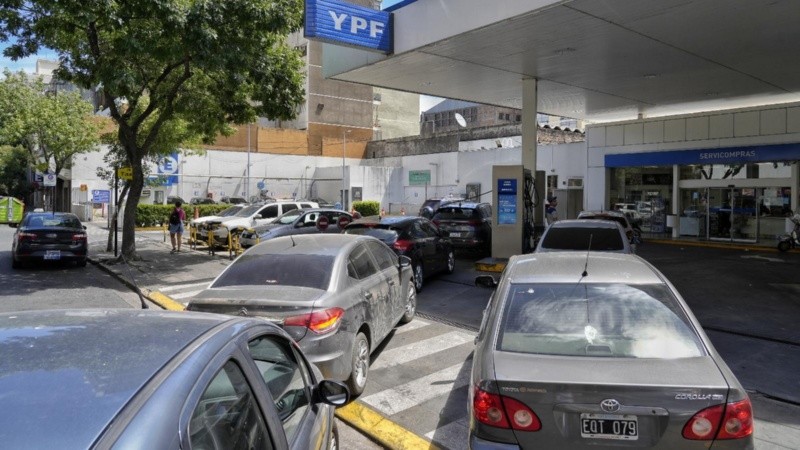 La petrolera YPF anticipó que subirá 1 por ciento en promedio el valor de sus combustibles.