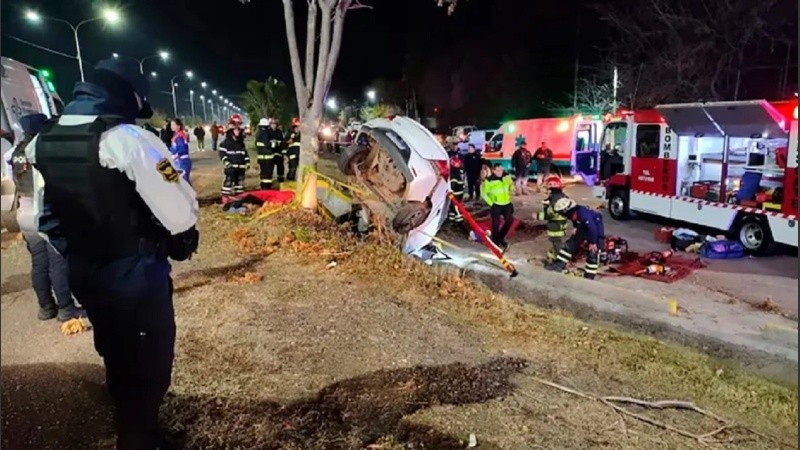 El Chevrolet Prisma quedó incrustado en un canal de riego y dos de sus ocupantes fallecieron.