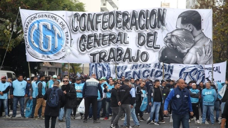 La CGT presentó un amparo contra el decreto de Milei y la Justicia laboral le dio razón.