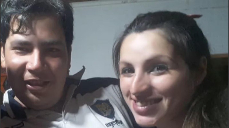  La víctima fue hallada gravemente herida en la entrada del establecimiento deportivo, tendida sobre la vereda.