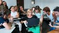 El taller de radio de adultos mayores de la UNR.