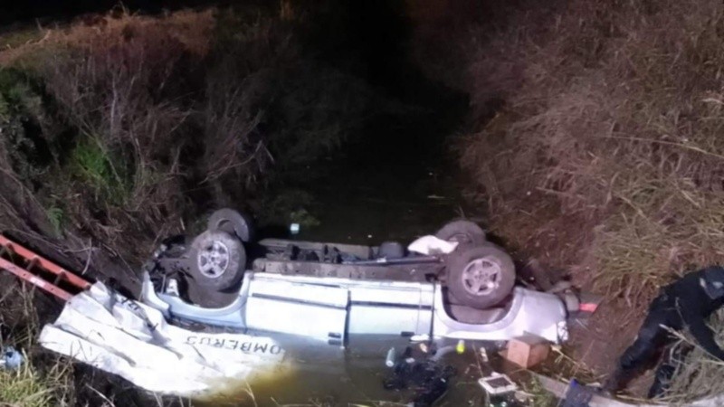 Policias debieron sumergirse para rescatar a las personas