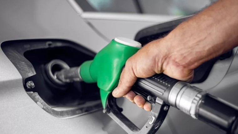 YPF define si sube el precio de los combustibles.
