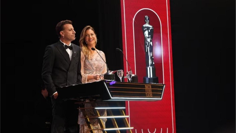 Martín Bossi y Karina Mazzoco asumieron la conducción de los Martín Fierro de Teatro.