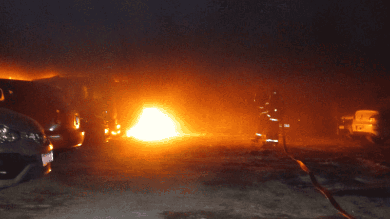 Bomberos Zapadores trabajando en controlar el incendio dentro de la cochera.