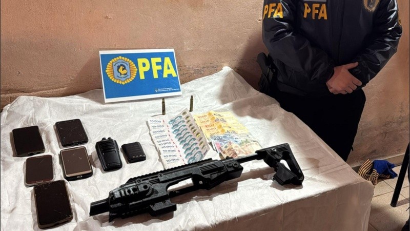 Un accesorio táctico, entre lo secuestrado por detectives federales.