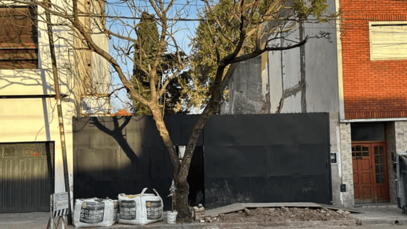 El frente de la propiedad en la que se produjo el hallazo de restos óseos.