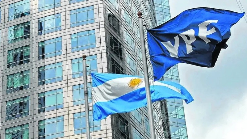 El Gobierno solicitó la suspensión del fallo que ordena entregar las acciones de YPF .
