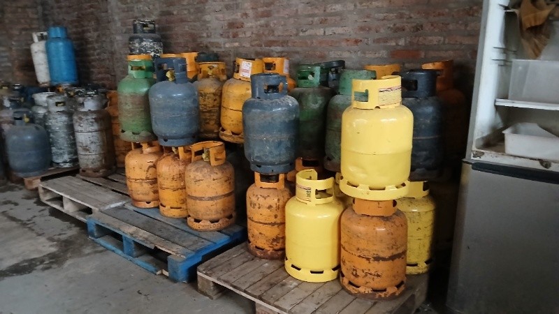 Las garrafas en el local clausurado.