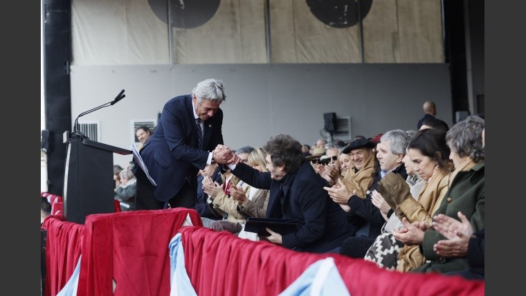 Pino, presidente de la Sociedad Rural, saluda a Milei tras el anuncio de las bajas de retenciones.